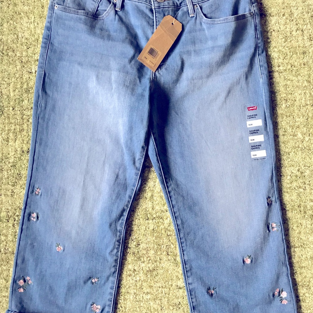 Fun Jean Capri with embroidered pink flowers Size 18W.  Levi’s.  New with tags.
